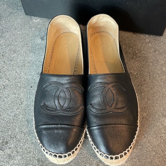 Chanel Espadrilles in Excellent Condition - Picture 2 of 6